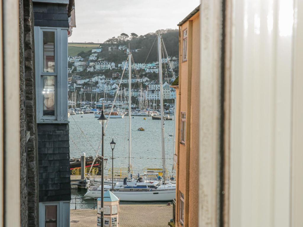 uma vista a partir de uma janela de um porto com barcos em Walter's Rest em Dartmouth