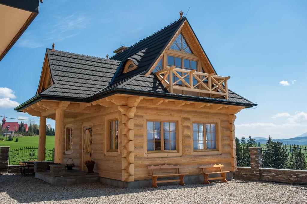 uma pequena cabana de madeira com um telhado de gambrel em Za-Górski Domek em Gliczarów Górny