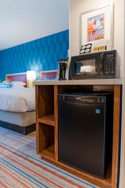 Howard Johnson by Wyndham Anaheim Hotel & Water Playground - 2 Camas Queen, Sala De Lujo, Vista De Piscina, Edificio 2, No Fumar