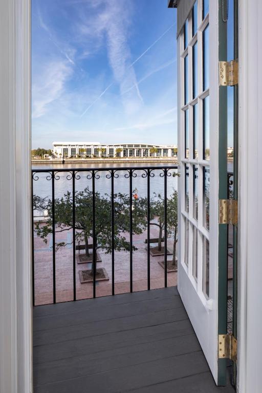 River Street Inn - Rainha - Riverview Com Varanda