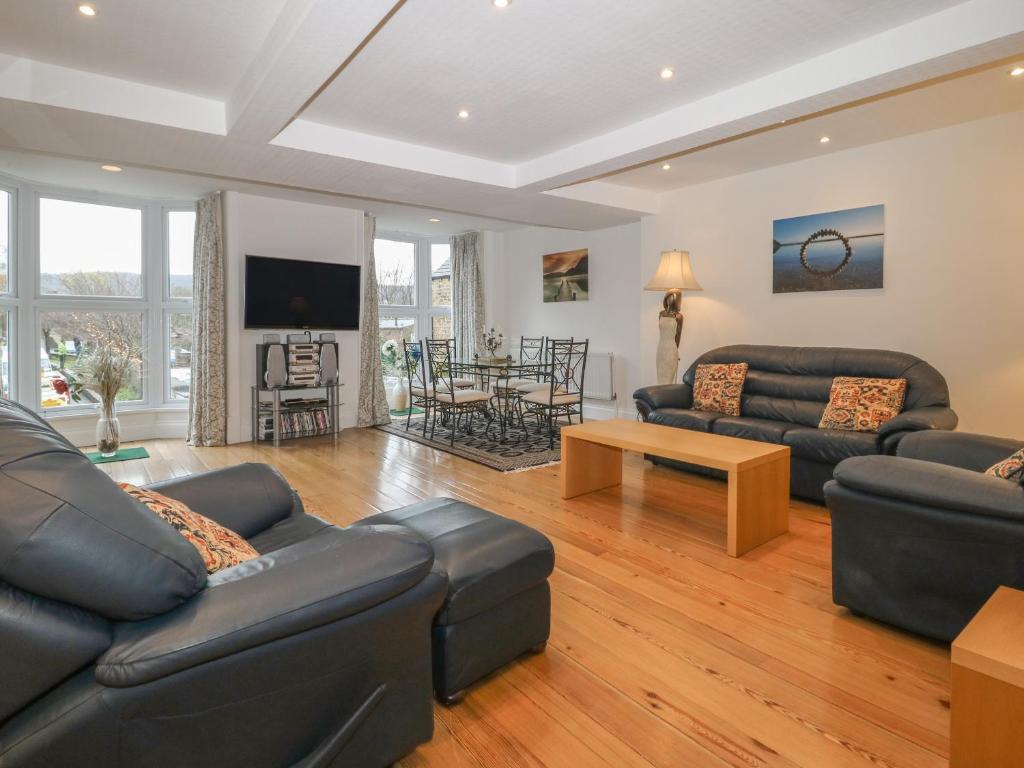 a living room with two couches and a tv at Park Road Apartment in Harrogate