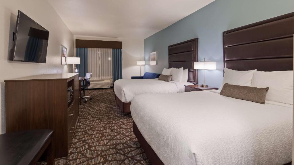 Habitación de hotel con 2 camas y TV de pantalla plana. en Best Western Crater Lake Highway White City/Medford, en White City