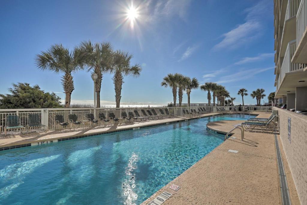 Πισίνα στο ή κοντά στο Oceanfront Corner Condo in North Myrtle Beach!