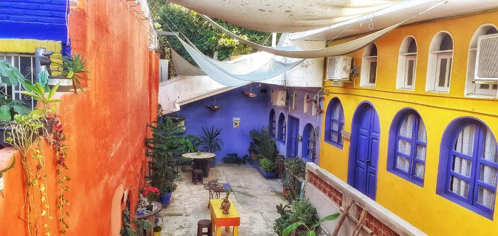 - une vue sur une allée avec des bâtiments colorés dans l'établissement Riad Lola, à Sayulita