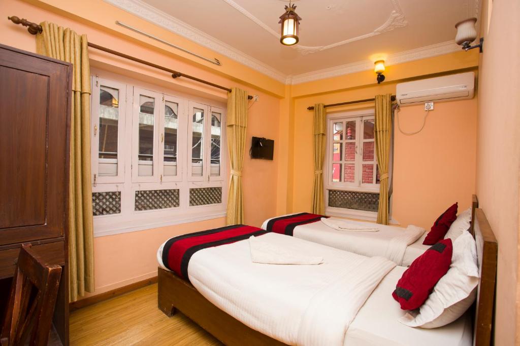 Postel nebo postele na pokoji v ubytování Hotel Happy Home or Mudkhu Durbar
