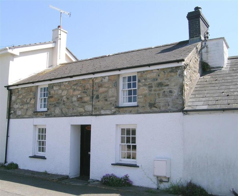 una antigua casa de piedra con una fachada blanca en Derlwyn, en Newport