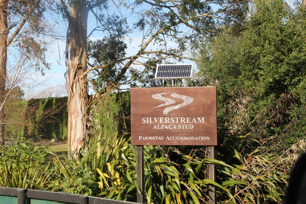 una señal frente a un parque con una práctica solar en Silverstream Alpaca Farmstay & Tour, en Kaiapoi