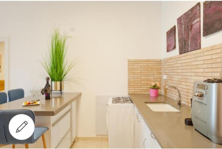 Bat Yam on The Beach - Deluxe Apartment