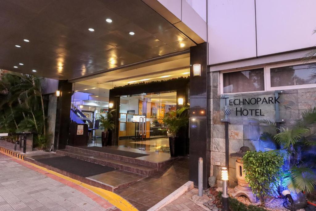 la facciata di un negozio di un hotel con un cartello sopra di Technopark Hotel a Santa Rosa