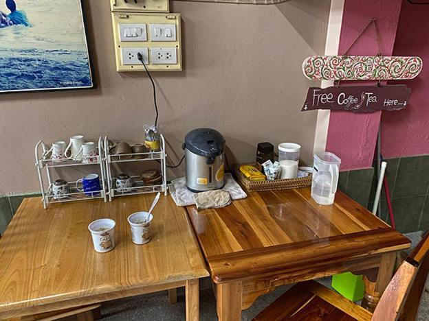 Příslušenství pro přípravu čaje a kávy v ubytování Smile Guesthouse Krabi