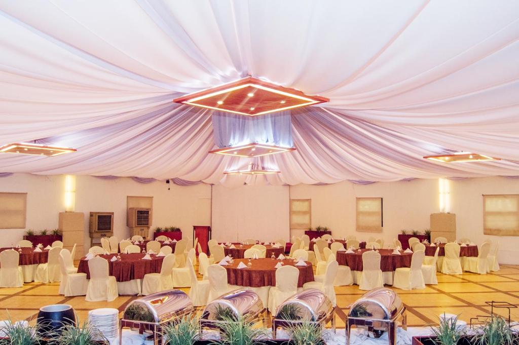um grande salão de banquetes com mesas e cadeiras em Azalea Residences Baguio em Baguio