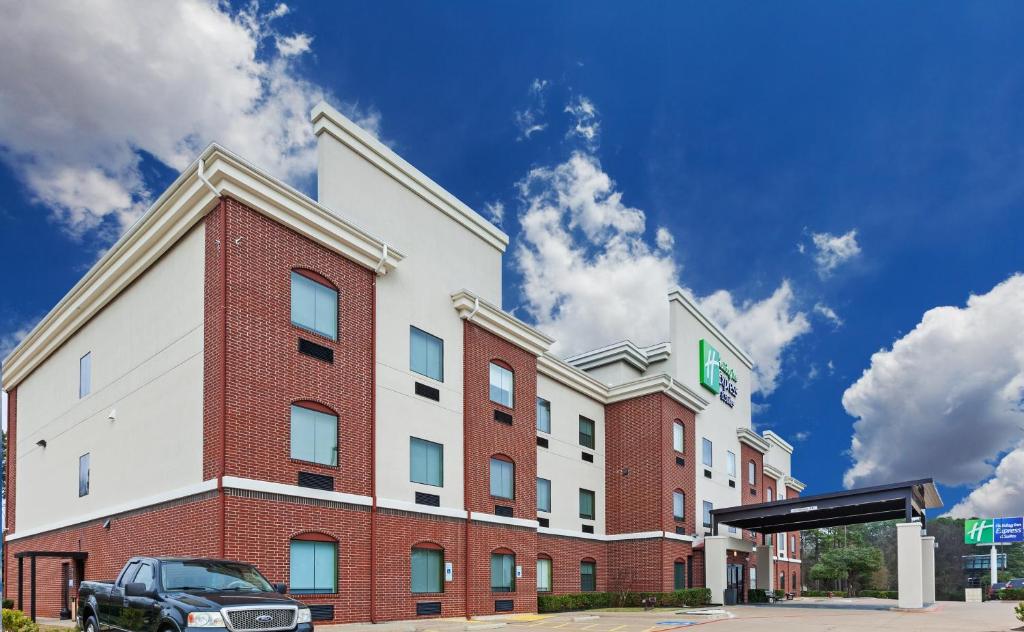 ein Gebäude mit einem davor geparkt in der Unterkunft Holiday Inn Express & Suites Longview South I-20, an IHG Hotel in Longview