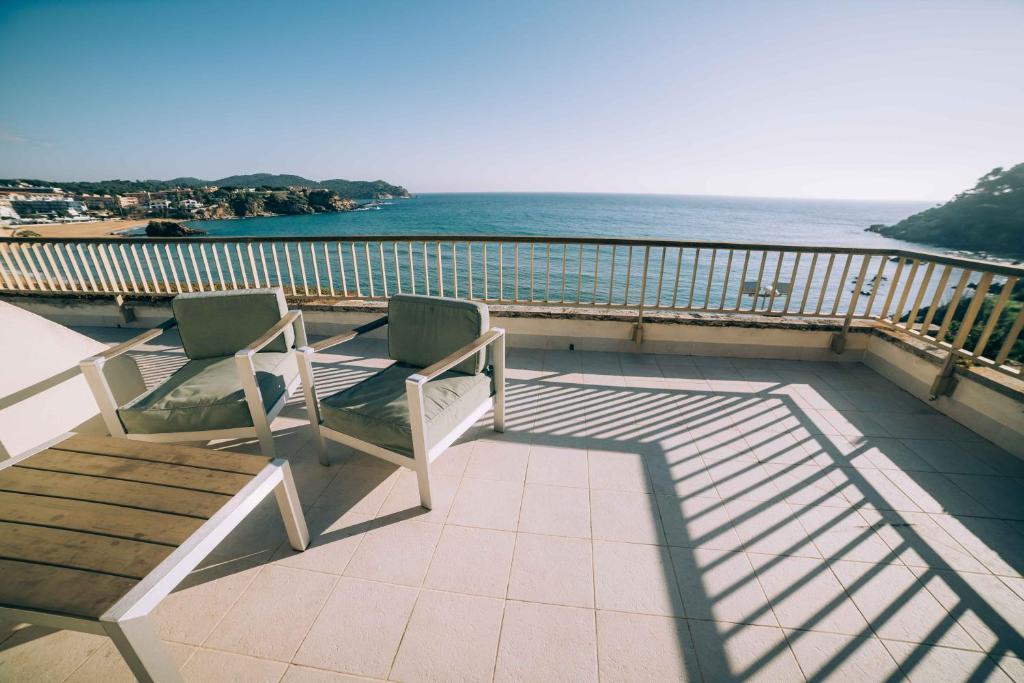 パラモスにあるAmazing penthouse at La Fosca beachの海を見渡すバルコニー(椅子2脚付)