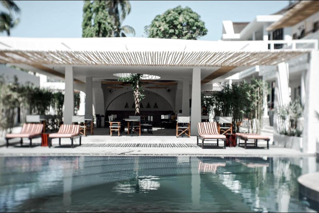 Hồ bơi trong/gần Meraki Oasis Hotel