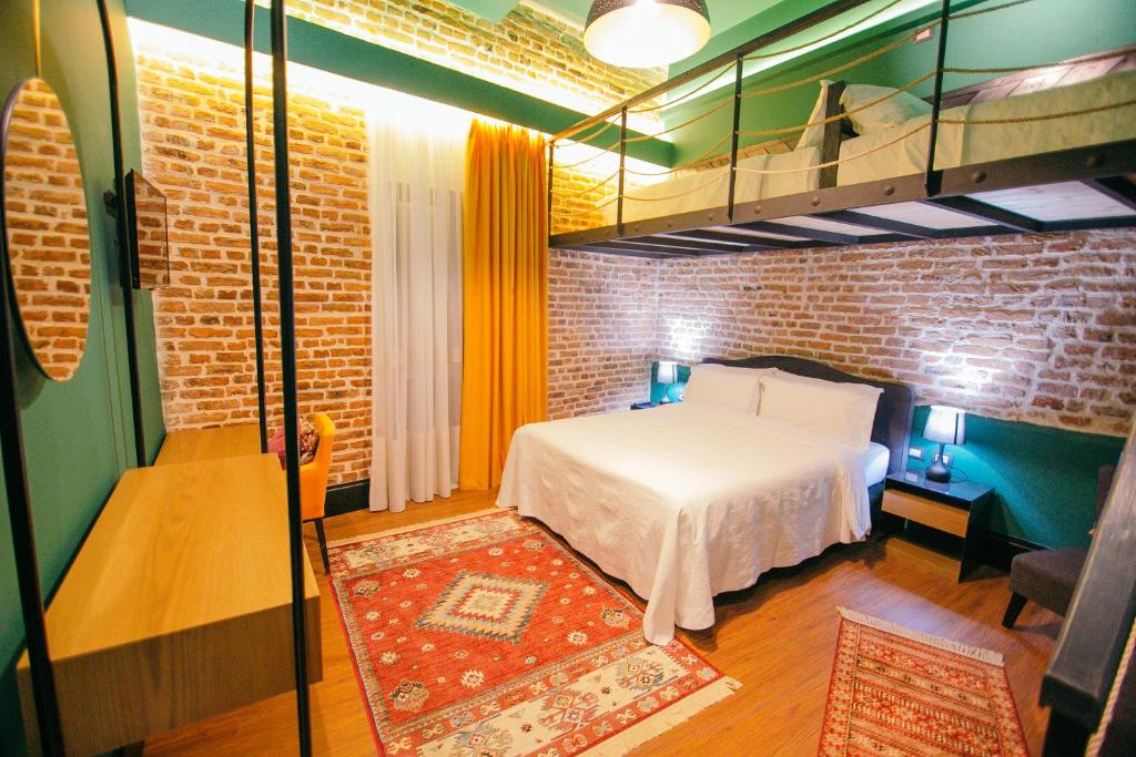 Postel nebo postele na pokoji v ubytování Cathedral Boutique Hotel