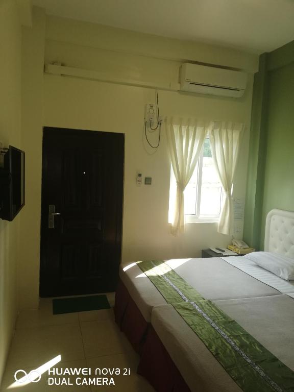 Letto o letti in una camera di Supreme Hotel Yangon