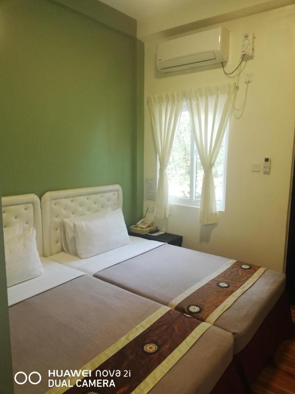Letto o letti in una camera di Supreme Hotel Yangon