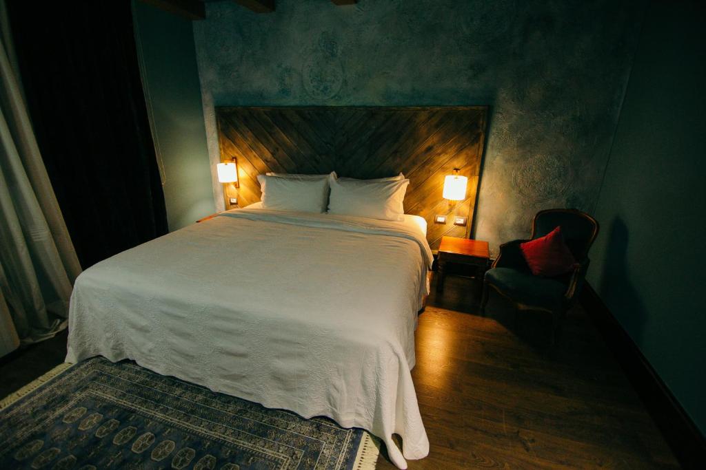 Postel nebo postele na pokoji v ubytování Cathedral Boutique Hotel