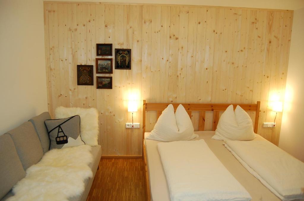 Duas camas com almofadas brancas num quarto em Landhaus Neussl em Kaltenbach