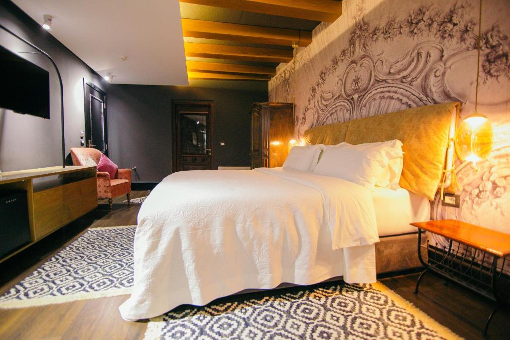 Postel nebo postele na pokoji v ubytování Cathedral Boutique Hotel