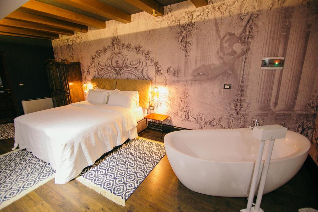 Postel nebo postele na pokoji v ubytování Cathedral Boutique Hotel