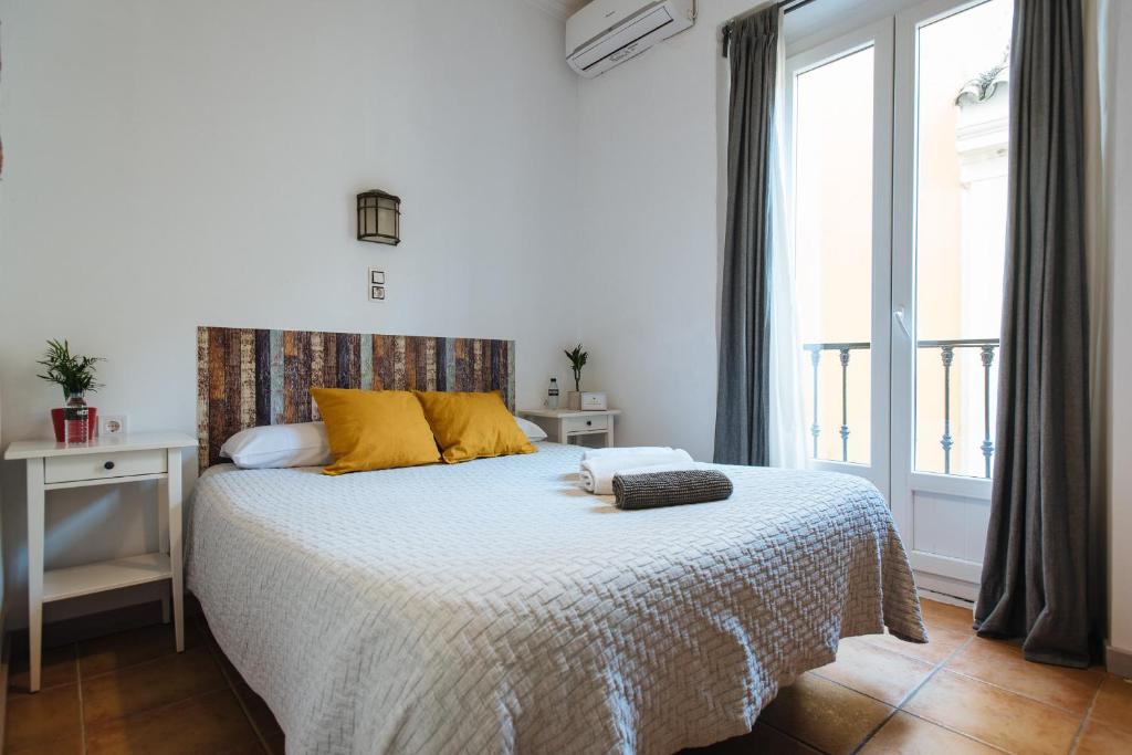 a bedroom with a bed and a window at El Viajero en Sevilla in Seville