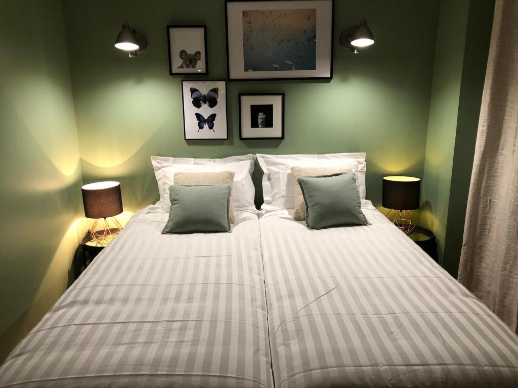 ベルサイユにあるLes Petits Apparts Versaillesのベッドルーム(ランプ2つ付)の大型ベッド1台