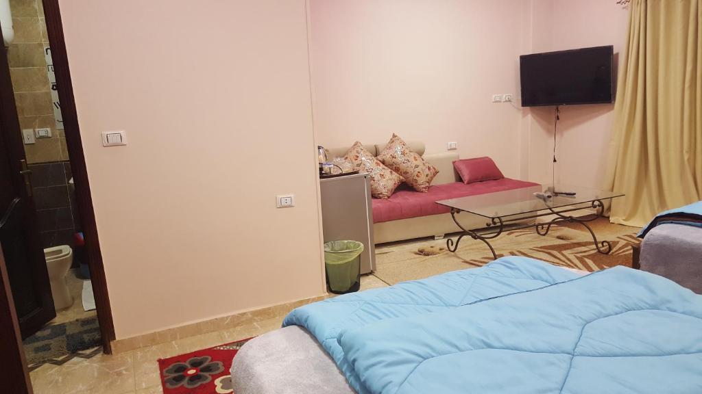 Televízia a/alebo spoločenská miestnosť v ubytovaní Royal Pyramids Inn