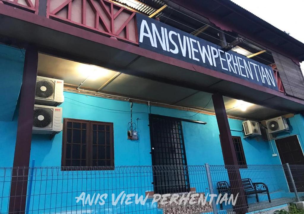 um edifício azul com um sinal em Anis View Perhentian em Perhentian Island