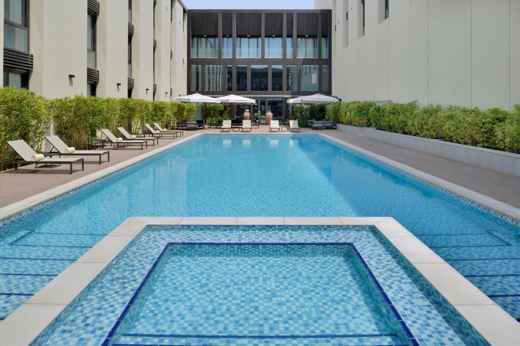 Bazén v ubytování Mövenpick Hotel Tahlia Jeddah nebo v jeho okolí