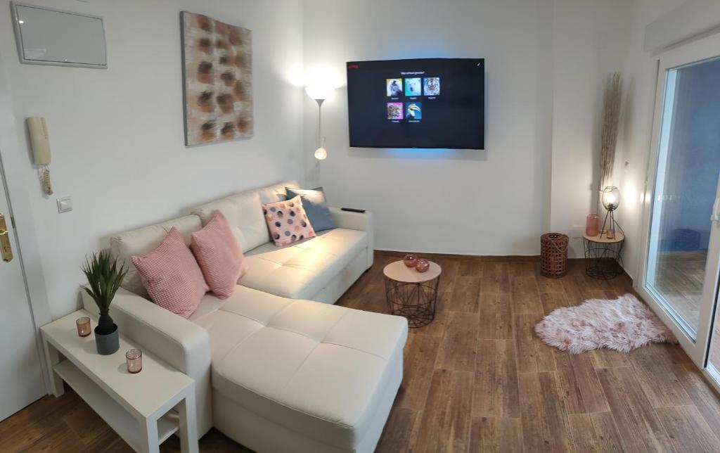 TV a/nebo společenská místnost v ubytování Bellevue Sea view Apartment BY NAMASTE ELITE