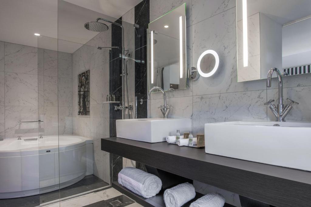 Hotel du Roi & Spa by SOWELL COLLECTION - Junior Suite - View Medieval City