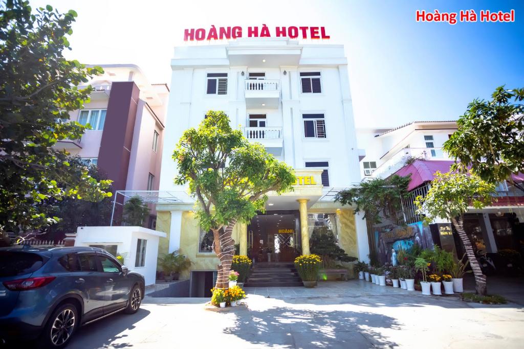 um carro estacionado em frente a um edifício em Hoàng Hà Hotel em Tuy Hoa