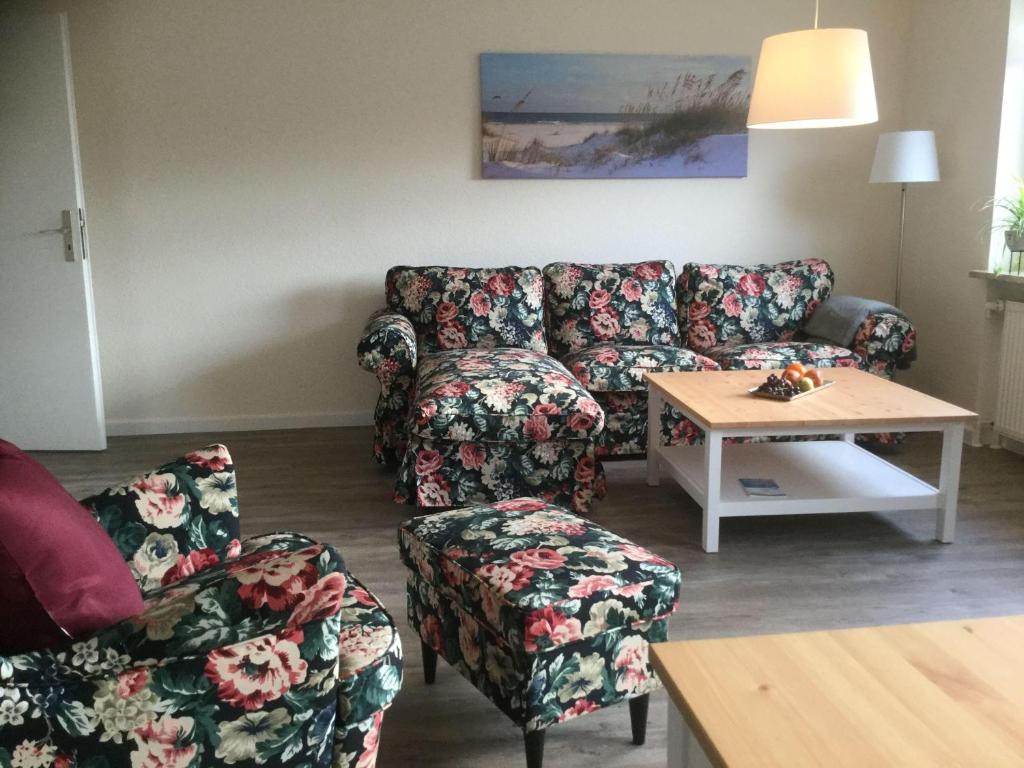 a living room with a couch and a table at Zur-Alten-Volksbank in Petersdorf auf Fehmarn