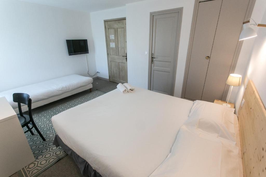 Postel nebo postele na pokoji v ubytování L'Annexe Plaisance - Hôtel Non Climatisé