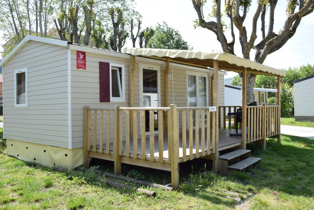 une petite maison avec une terrasse couverte et une terrasse dans l'établissement Camping le Rhône, à Tournon-sur-Rhône