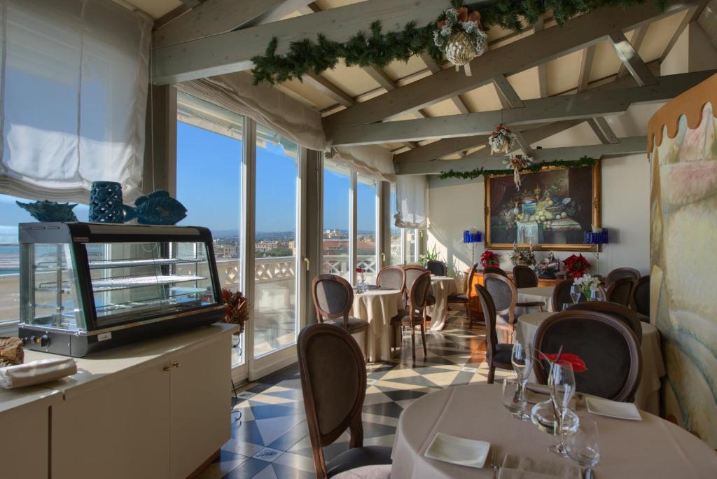 TV a/nebo společenská místnost v ubytování Grand Hotel Ortigia