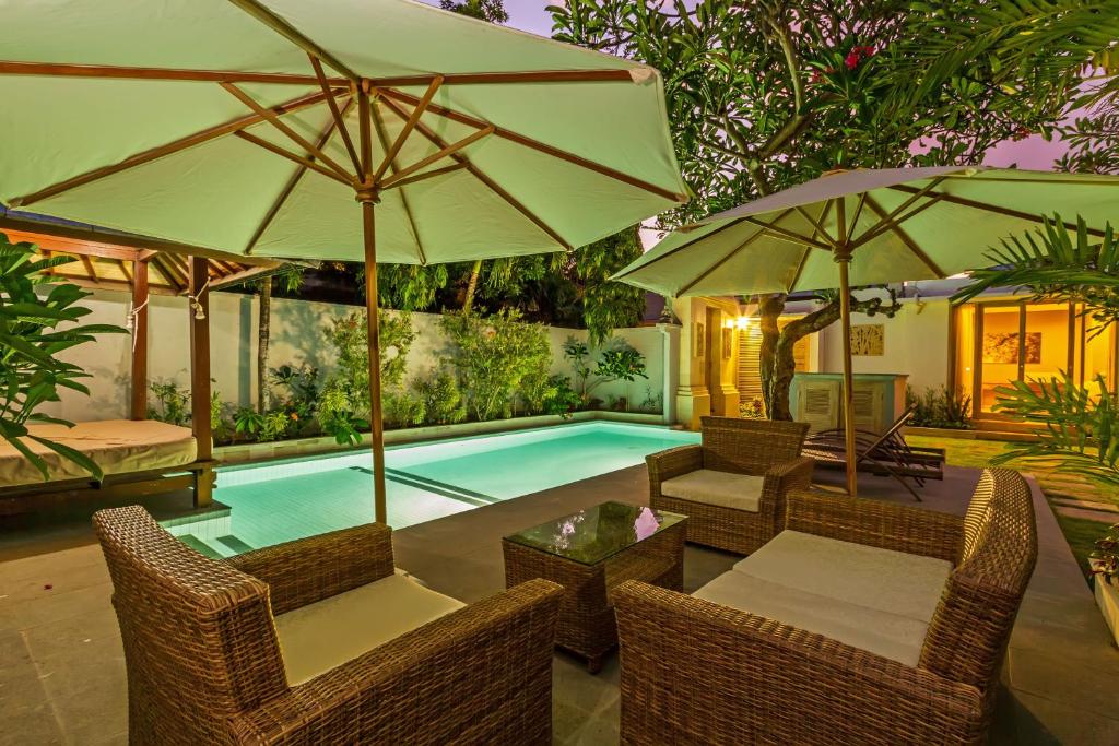 Swimmingpoolen hos eller tæt på Villa Frangi