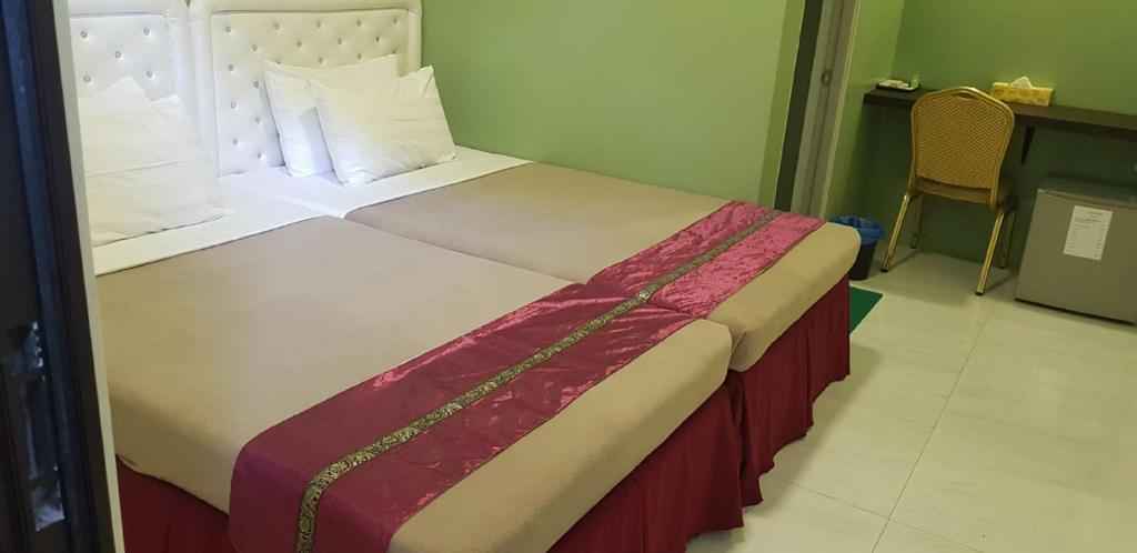 Letto o letti in una camera di Supreme Hotel Yangon