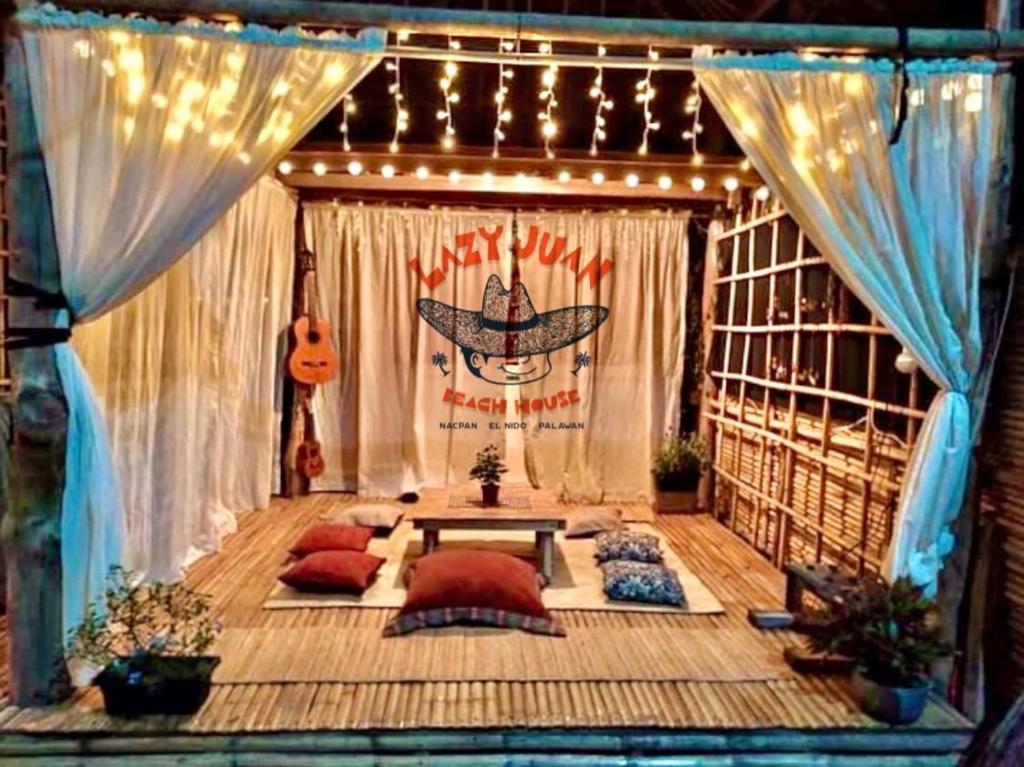 Kama o mga kama sa kuwarto sa Lazy Juan Beach House Nacpan