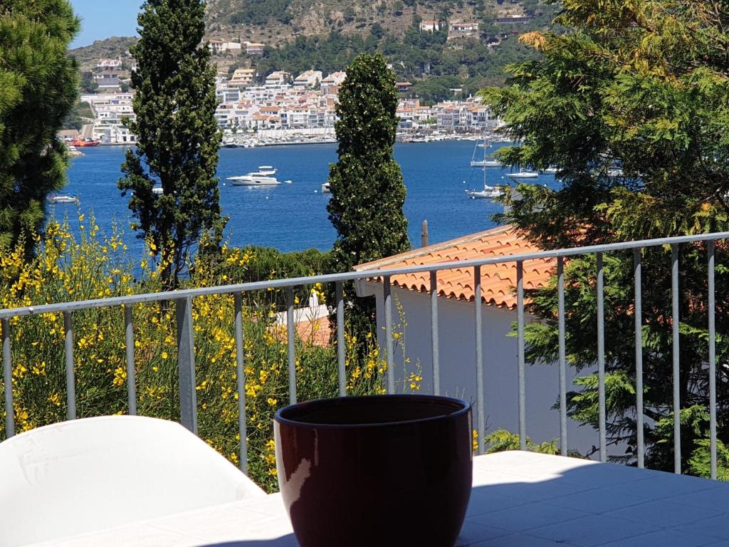 un jarrón sobre una mesa en un balcón en El Mirador Apartamento dúplex 3 hab con vistas excepcionales S1, en Port de la Selva