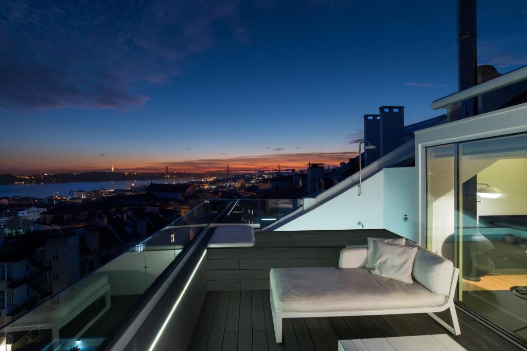 een balkon met een stoel en uitzicht op de stad bij Lisbon 360 in Lissabon