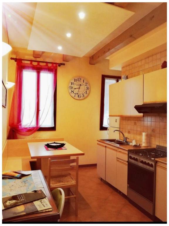 Kuchyňa alebo kuchynka v ubytovaní Booking San Marco Apartment