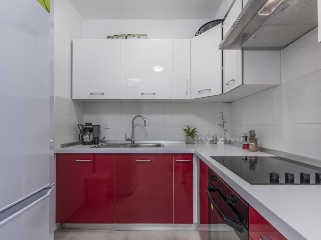 Kuchyň nebo kuchyňský kout v ubytování Apartment Monika with private pool in Porec