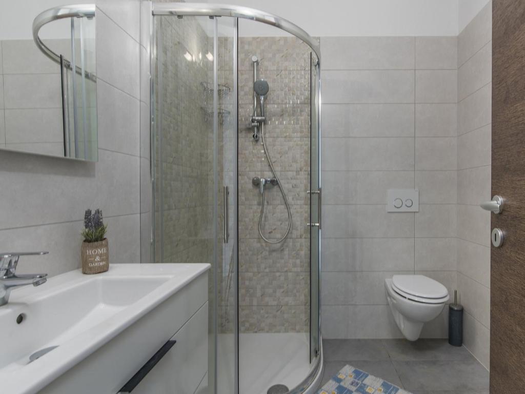 Koupelna v ubytování Apartment Monika with private pool in Porec