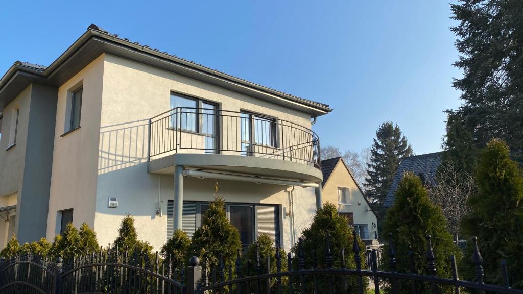 uma casa com uma varanda em cima em Ferienwohnung Fink em Berlim