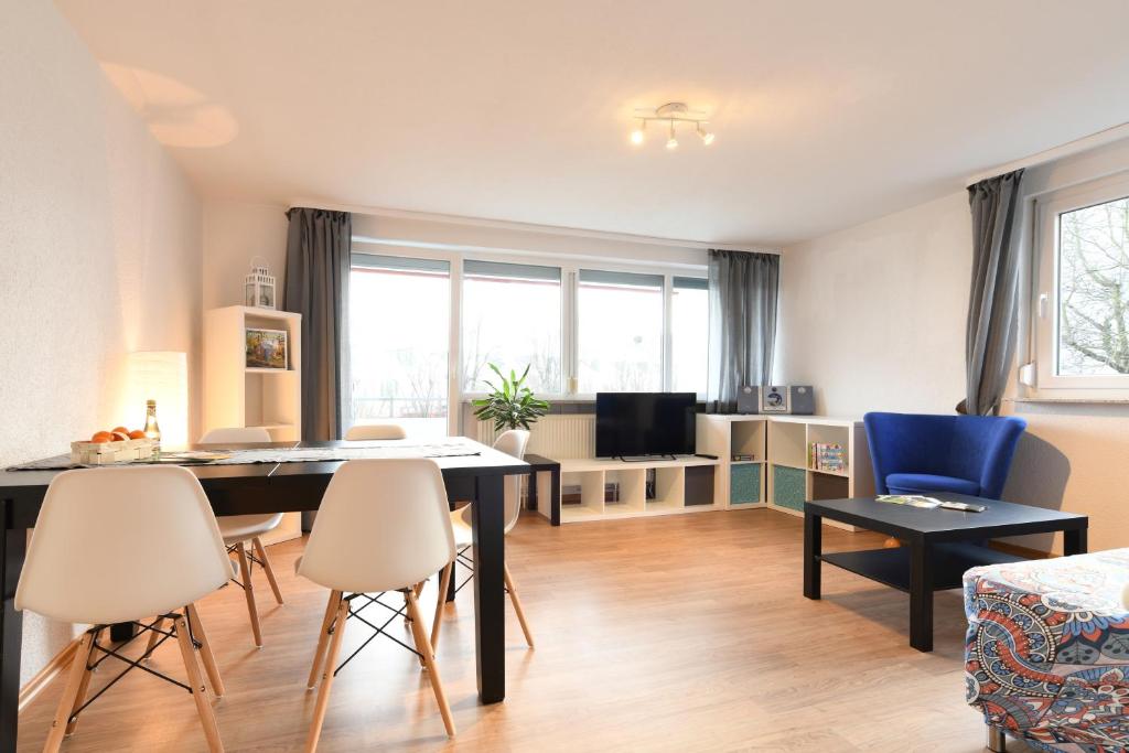 een woonkamer met een eettafel en stoelen bij FeWo Markdorf in Markdorf