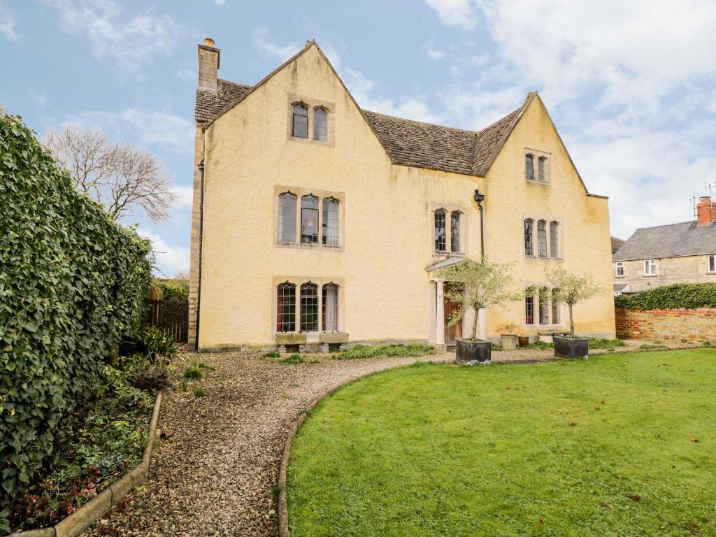 - une vue sur l'extérieur d'une grande maison avec une cour dans l'établissement Chapel House, à Stonehouse