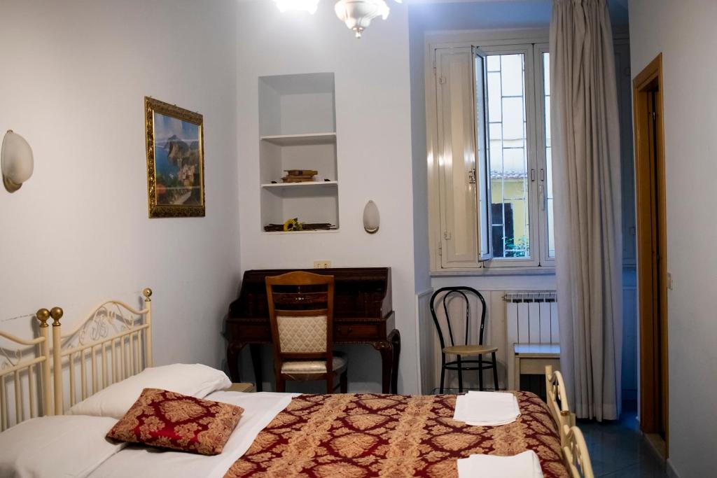 ローマにあるAndromedaのベッドルーム1室(ベッド1台、デスク、窓付)