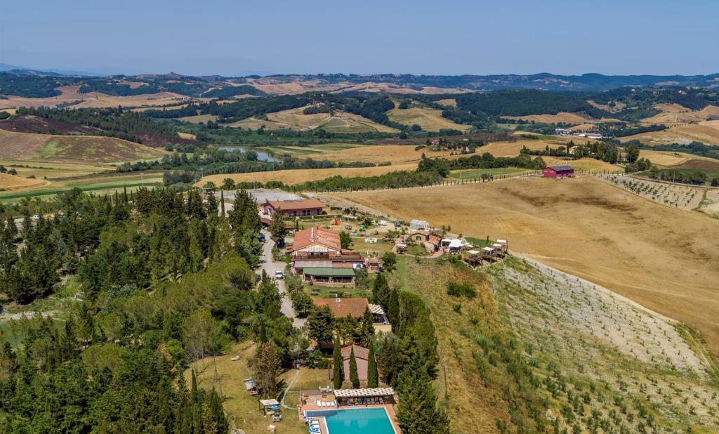 una vista aérea de una casa en una colina en Agriturismo Biologico Diacceroni en Villamagna